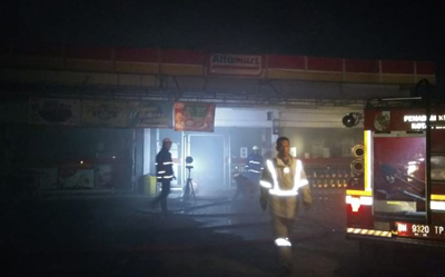 Sempat Terdengar Ledakan, Minimarket di Pekanbaru Terbakar